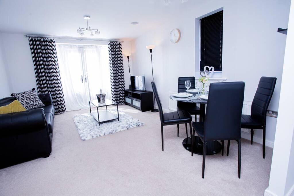 Mills Apartment - Two Bedroom En-Suite Apartment نورث هامبتون المظهر الخارجي الصورة