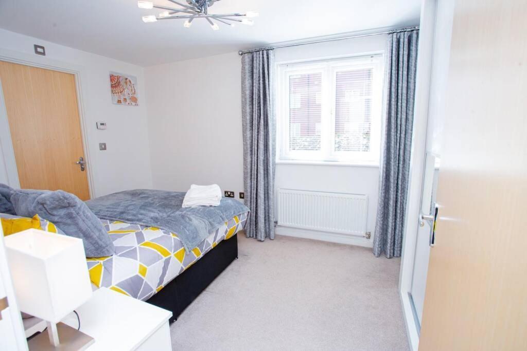 Mills Apartment - Two Bedroom En-Suite Apartment نورث هامبتون المظهر الخارجي الصورة