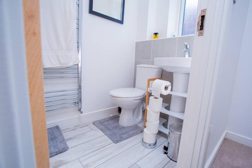 Mills Apartment - Two Bedroom En-Suite Apartment نورث هامبتون المظهر الخارجي الصورة