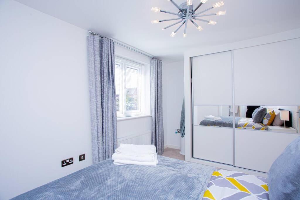 Mills Apartment - Two Bedroom En-Suite Apartment نورث هامبتون المظهر الخارجي الصورة