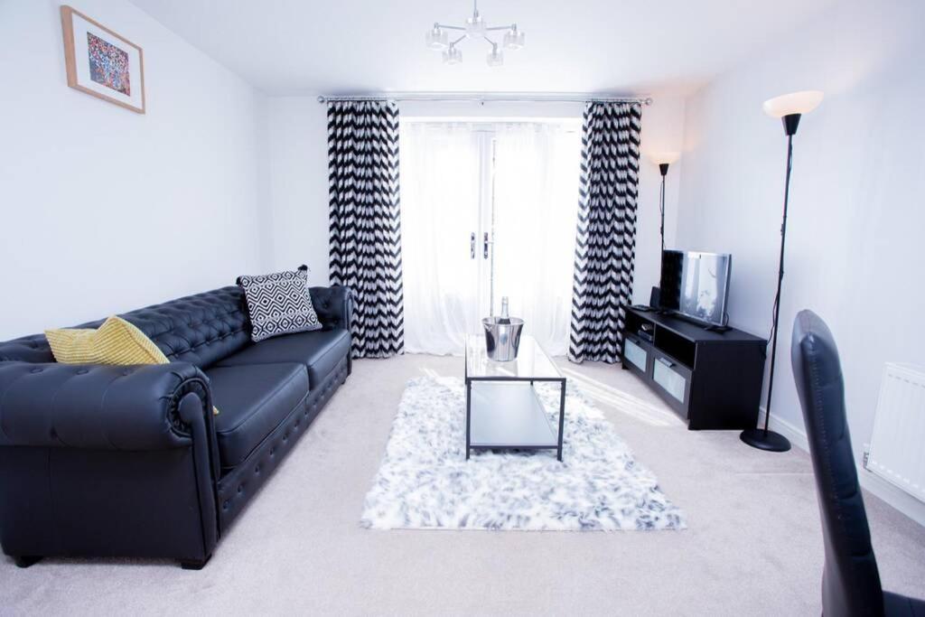 Mills Apartment - Two Bedroom En-Suite Apartment نورث هامبتون المظهر الخارجي الصورة