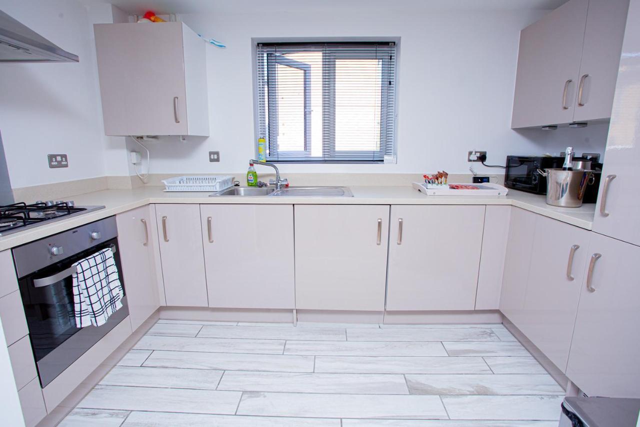 Mills Apartment - Two Bedroom En-Suite Apartment نورث هامبتون المظهر الخارجي الصورة